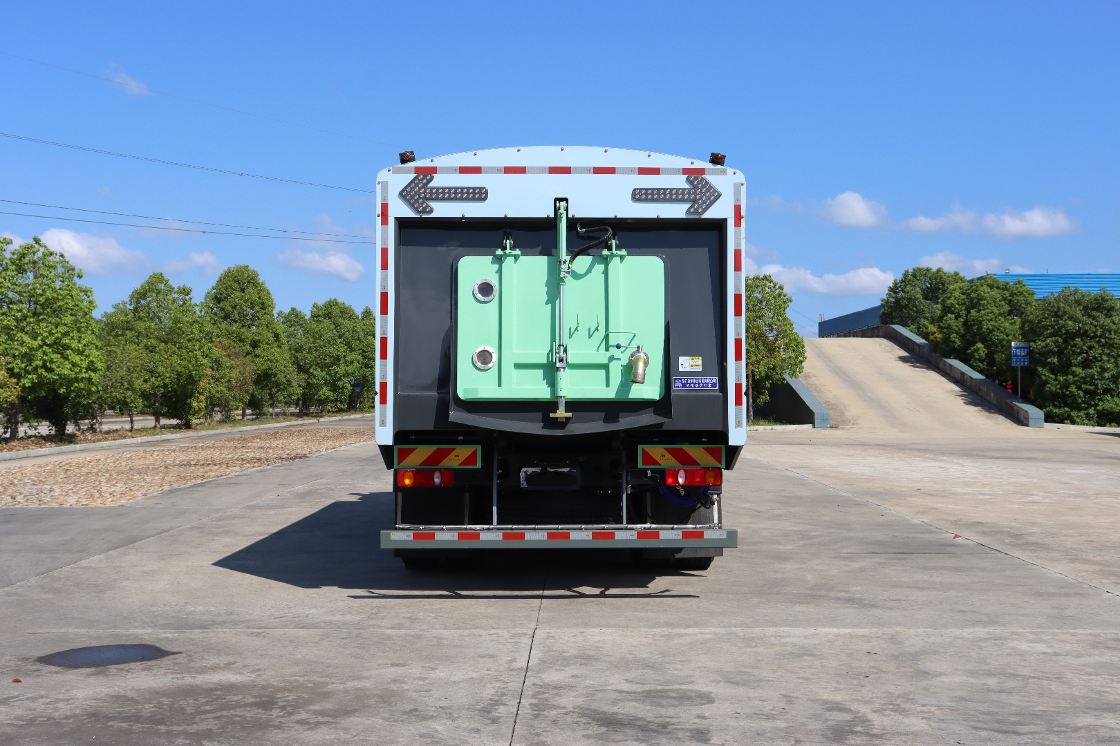 Chengli 18-Ton All-Electric Sweeper-Washer on Dongfeng Tianjin EQ1180GEVJ1 Chassis Chengli 18-Ton All-Electric Sweeper-Washer on Dongfeng Tianjin EQ1180GEVJ1 Chassis